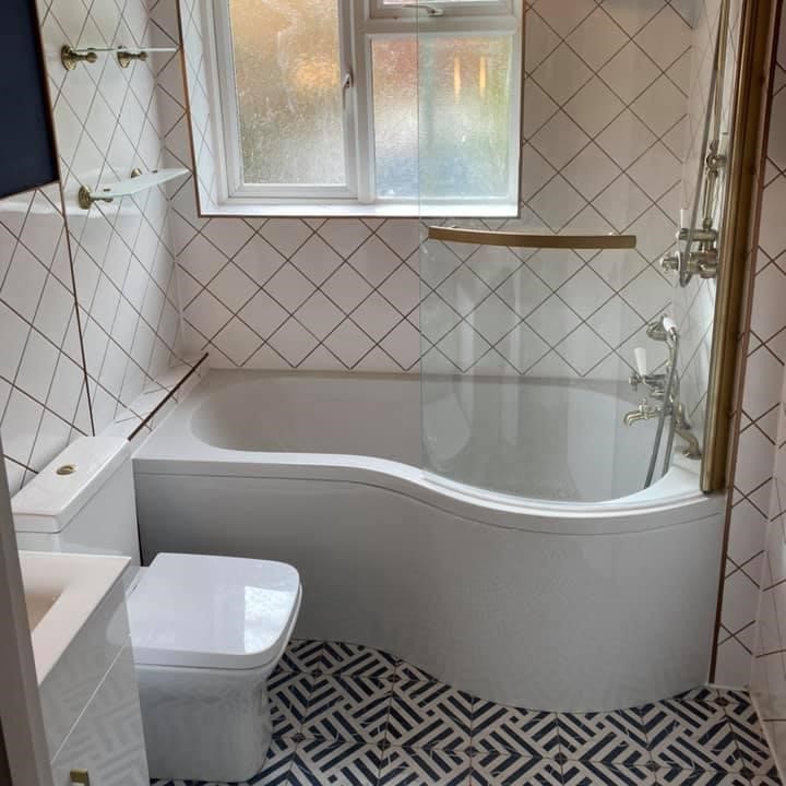 P shaped bathtub